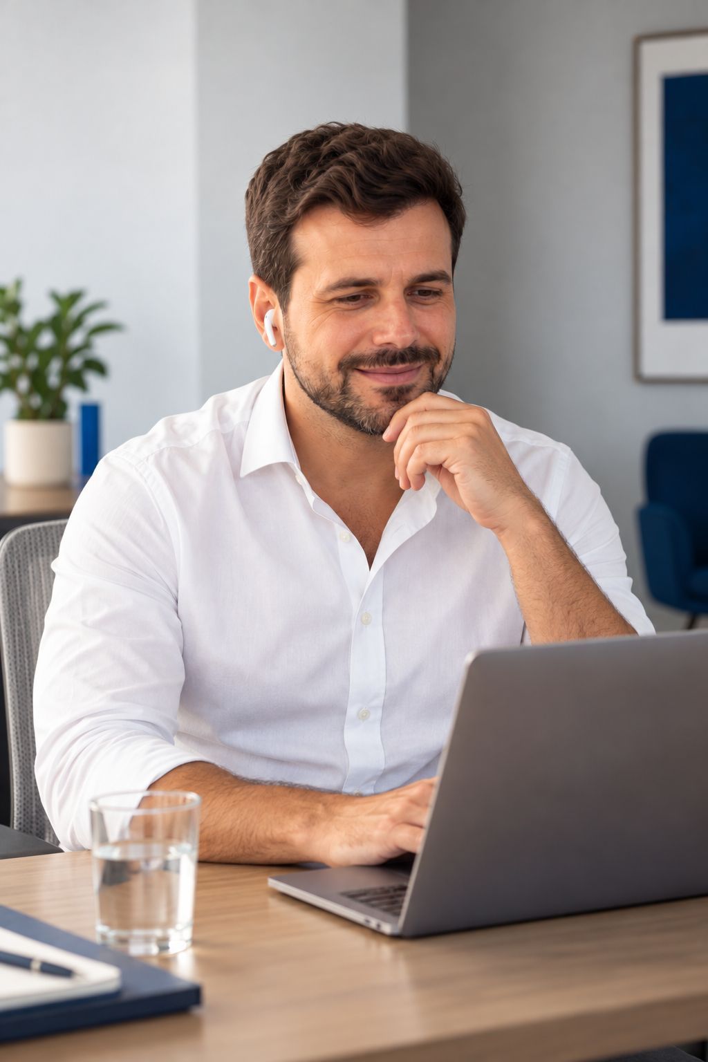 Otávio à mesa, diante do notebook, numa consulta online