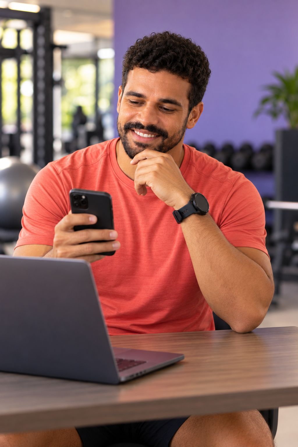 Rafael revendo no celular e no notebook o vídeo de um exercício